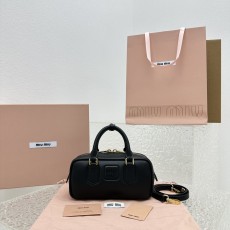 miumiu (미우미우) 소프티 패디드 볼링백